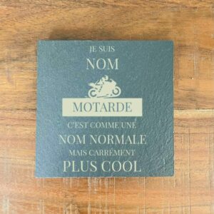 ardoise gravée pour motard avec personnage sur moto