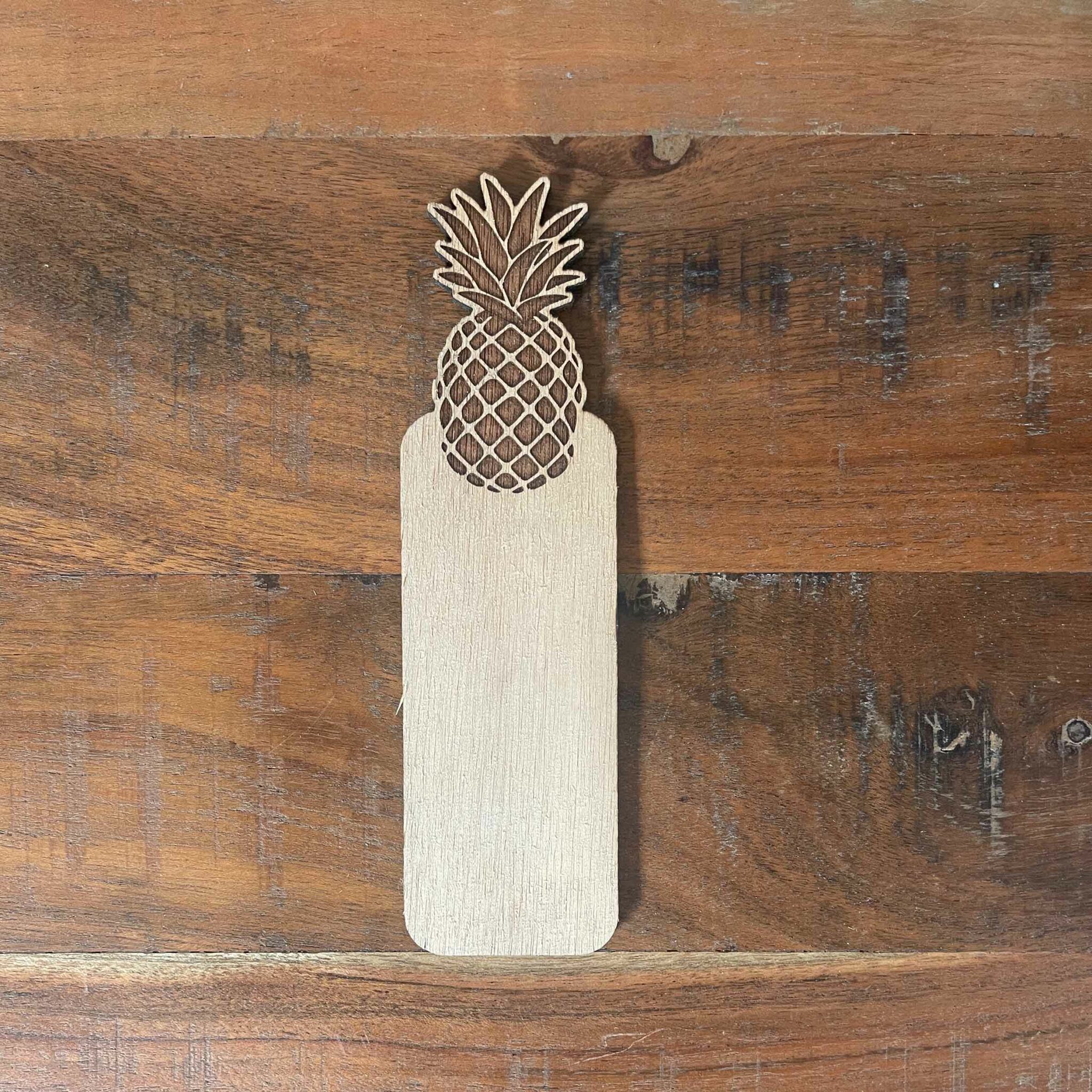 Marque-page gravé en bois ananas